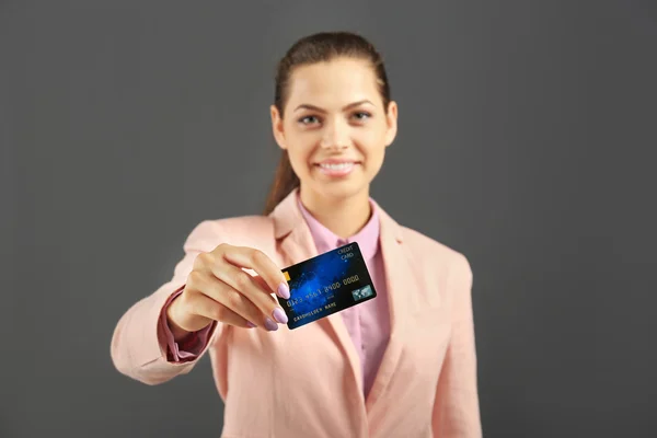 Mooie zakenvrouw met credit card — Stockfoto