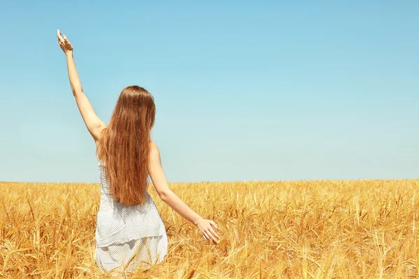 Young woman  in wheat field — Stock Photo, Image