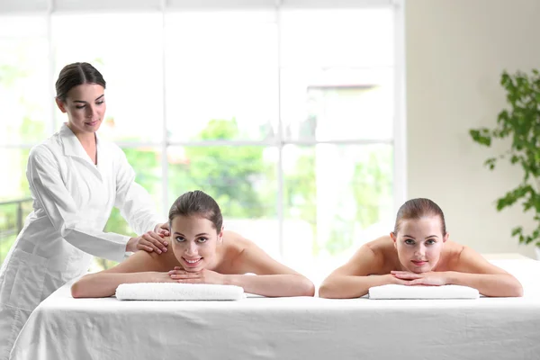 Mädchen entspannen im Wellness-Salon — Stockfoto