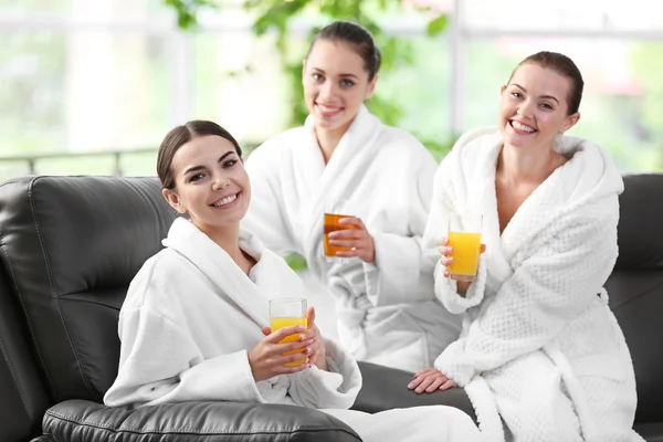 Chicas relajantes en el salón de spa —  Fotos de Stock