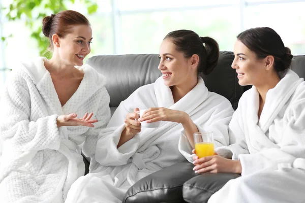 Meisjes ontspannen in de spa salon — Stockfoto