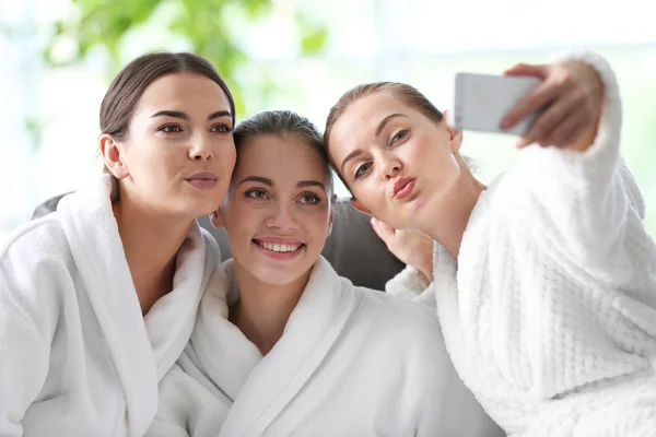 Meninas tomando selfie — Fotografia de Stock