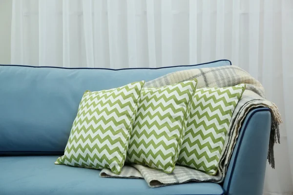 Comodo divano con cuscini — Foto Stock