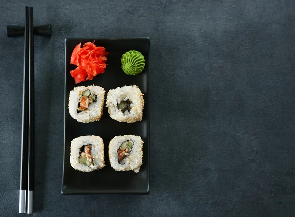 Sushi-Rollen-Set in schwarzem Teller — Stockfoto