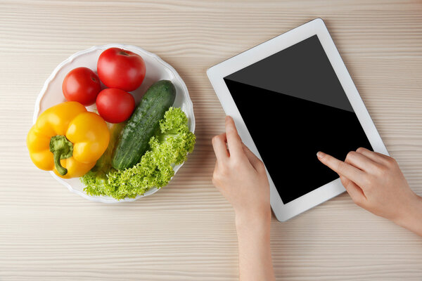 Женщины подсчитывают калории
 