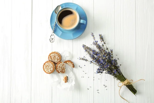 Lavendel met koffie en koekjes — Stockfoto