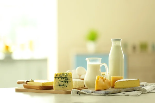 Produtos lácteos na mesa — Fotografia de Stock