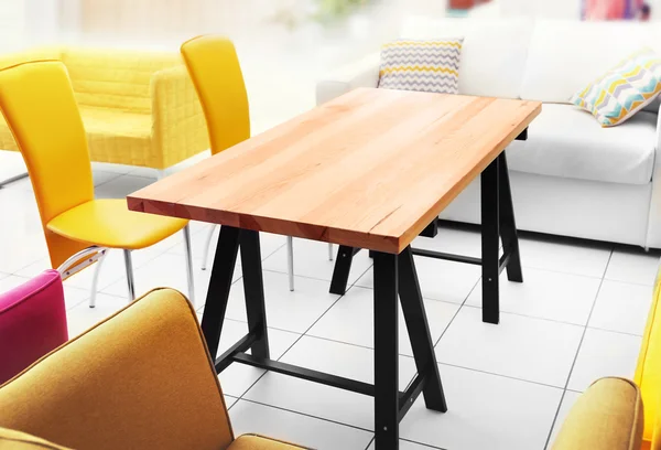 Tavolo in legno per interni — Foto Stock