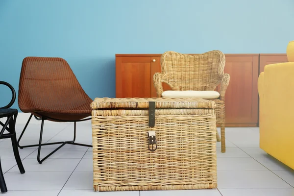Плетеная мебель в интерьере — стоковое фото