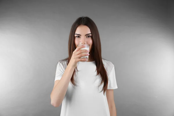 Mujer bonita con vaso de leche — Foto de Stock