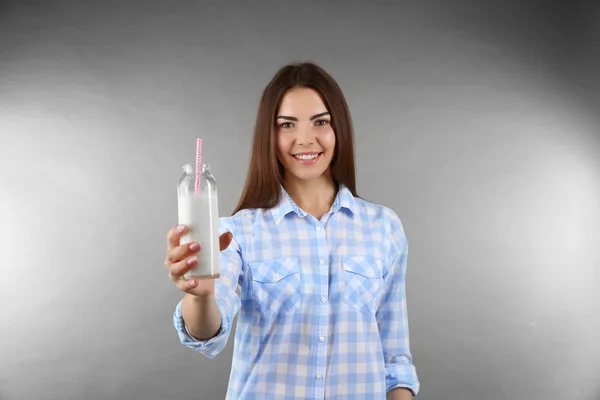 Bella donna con vetro di latte — Foto Stock