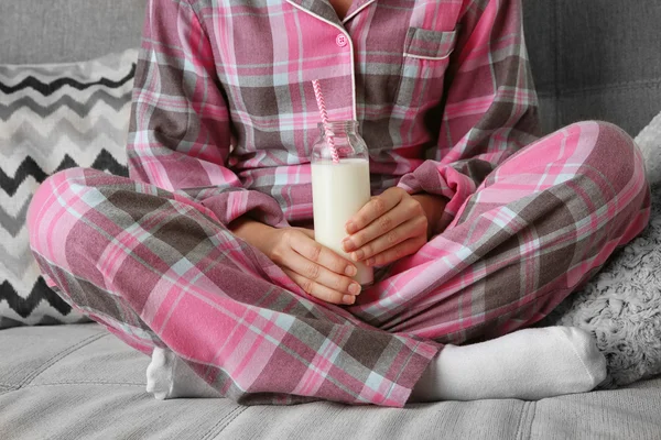 Женщина со стаканом молока — стоковое фото