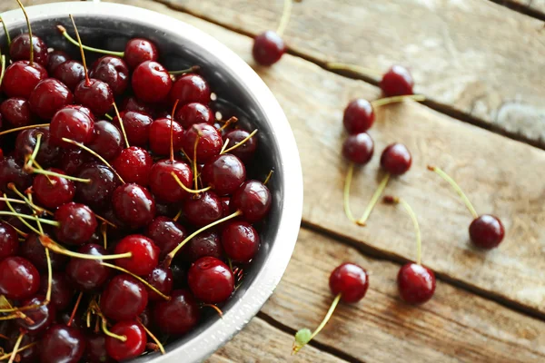 Cerezas sobre mesa de madera —  Fotos de Stock