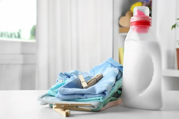 Schone kleren met pinnen — Stockfoto