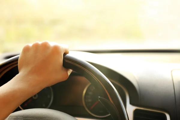 Homme conduisant une voiture — Photo