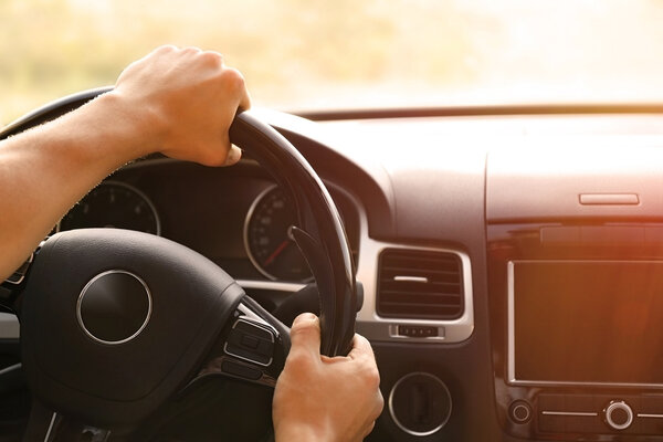 Человек за рулём машины