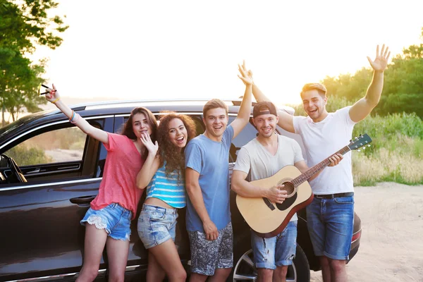 Fröhliche Freunde Mit Gitarre Der Nähe Des Autos Freien — Stockfoto