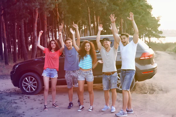 Grupo Jóvenes Amigos Pie Cerca Coche Bosque —  Fotos de Stock