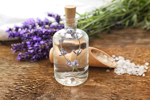 Aromatiska parfym med lavendel — Stockfoto