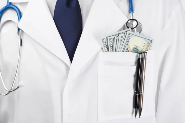 Doktor onun cebinde para ile — Stok fotoğraf