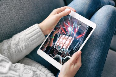 Dijital tablet tutan kadın