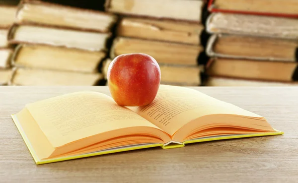 Livro aberto com maçã vermelha — Fotografia de Stock