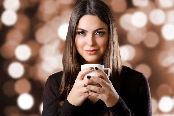 Bella donna con una tazza di caffè — Foto Stock