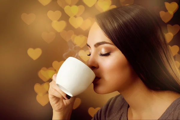 Mujer bonita bebiendo café — Foto de Stock