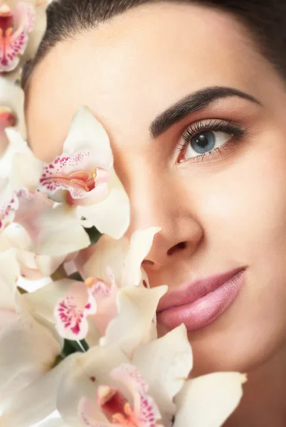 Mujer bonita con orquídeas — Foto de Stock