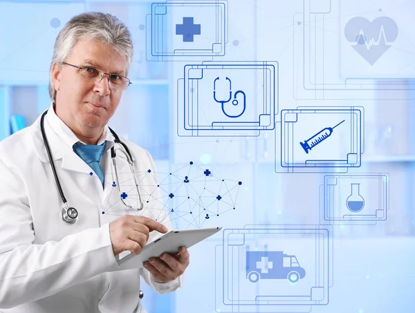 Medico con tablet digitale — Foto Stock