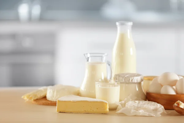 Молочные продукты на столе — стоковое фото