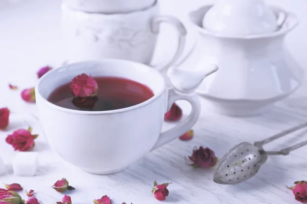 茶具和玫瑰花茶 — 图库照片