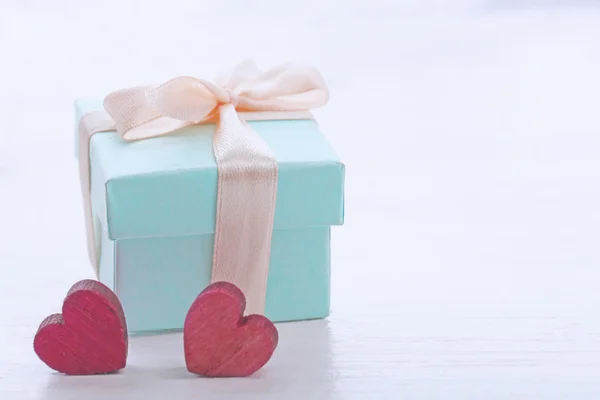 Gift box and decorative hearts — Stock Photo, Image