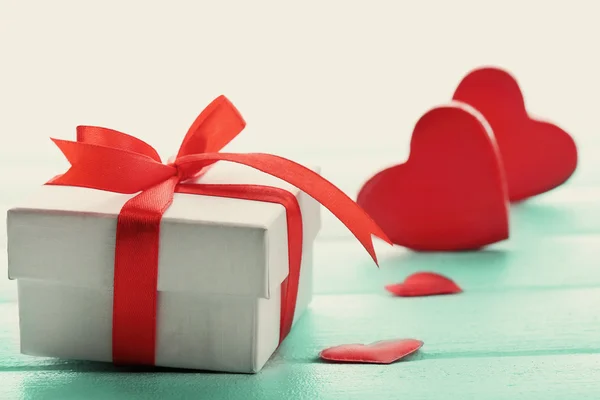 Caja de regalo y corazones decorativos —  Fotos de Stock