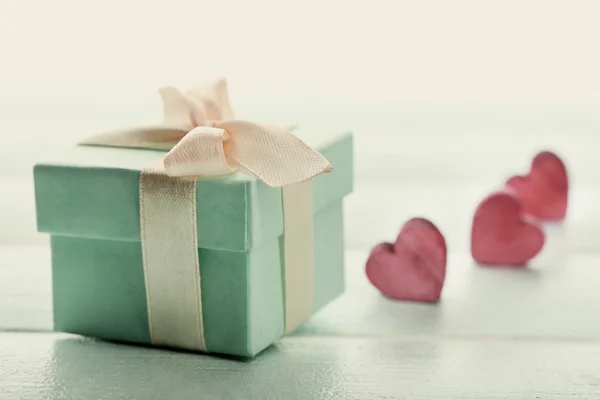 Caja de regalo y corazones decorativos —  Fotos de Stock