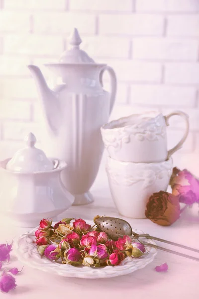 Set de té y flores de rosa de té —  Fotos de Stock