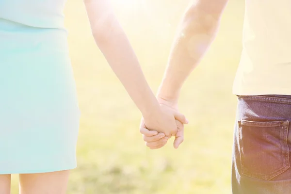 Coppia tenendosi per mano — Foto Stock