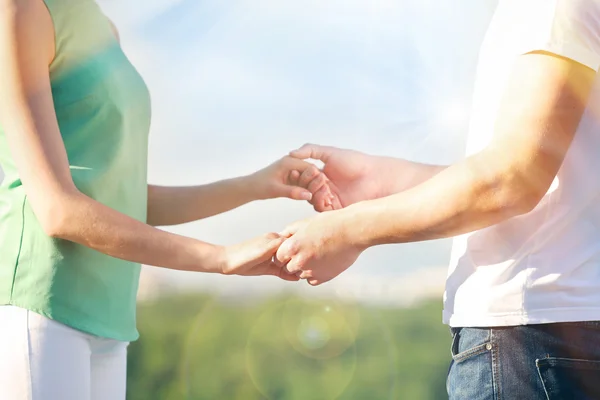 Pareja cogida de la mano —  Fotos de Stock