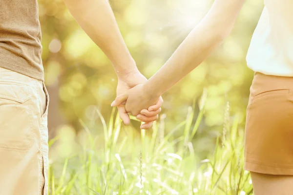 Pareja cogida de la mano — Foto de Stock