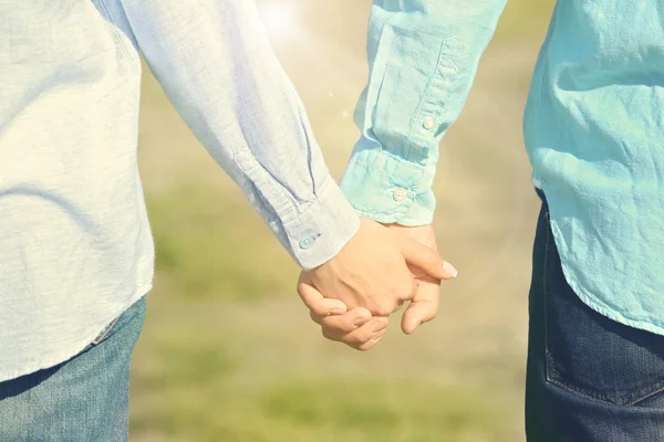 Coppia tenendosi per mano — Foto Stock