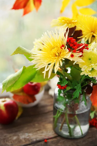 Mooie herfst boeket met chrysanten bloemen — Stockfoto