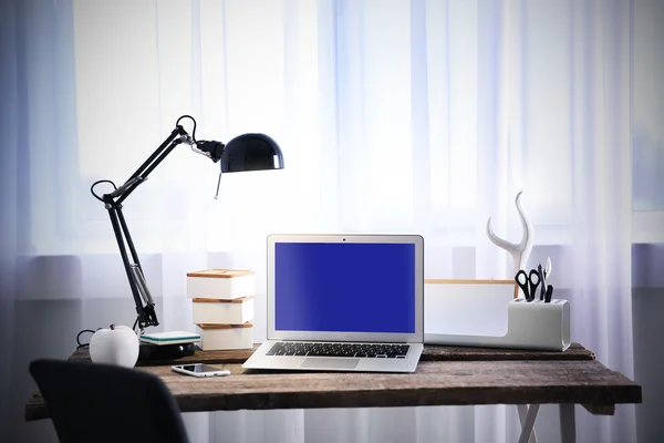 Moderno lugar de trabajo en luz —  Fotos de Stock