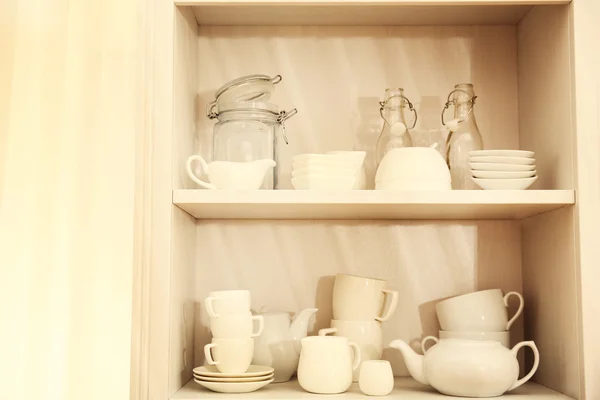 Platos en armario en la cocina — Foto de Stock
