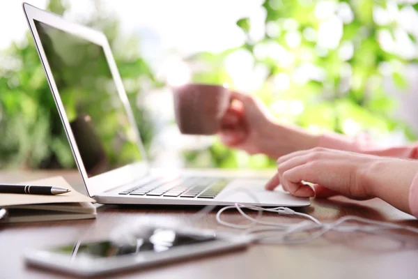 Mãos femininas trabalhando com um laptop — Fotografia de Stock
