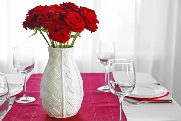 Vaso con rose rosse — Foto Stock