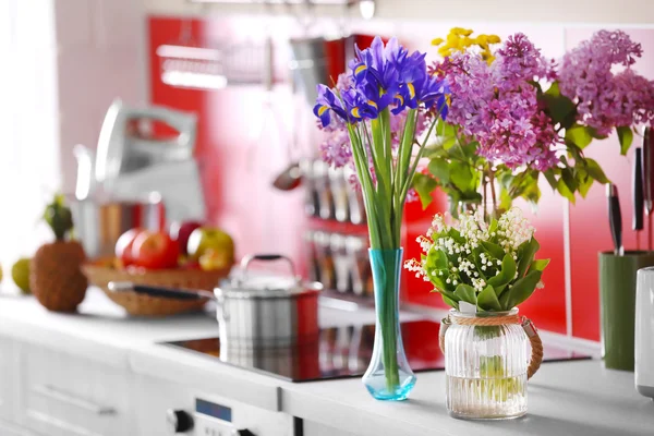 Spring flowers in kitchen — Stock Photo, Image