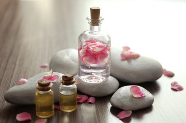 Gül yaprakları ile şişe