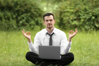 İşadamı ile laptop meditasyon poz rahatlatıcı