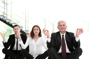 İş adamları meditasyon rahatlatıcı poz