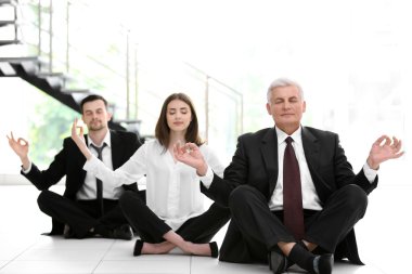 İş adamları meditasyon rahatlatıcı poz